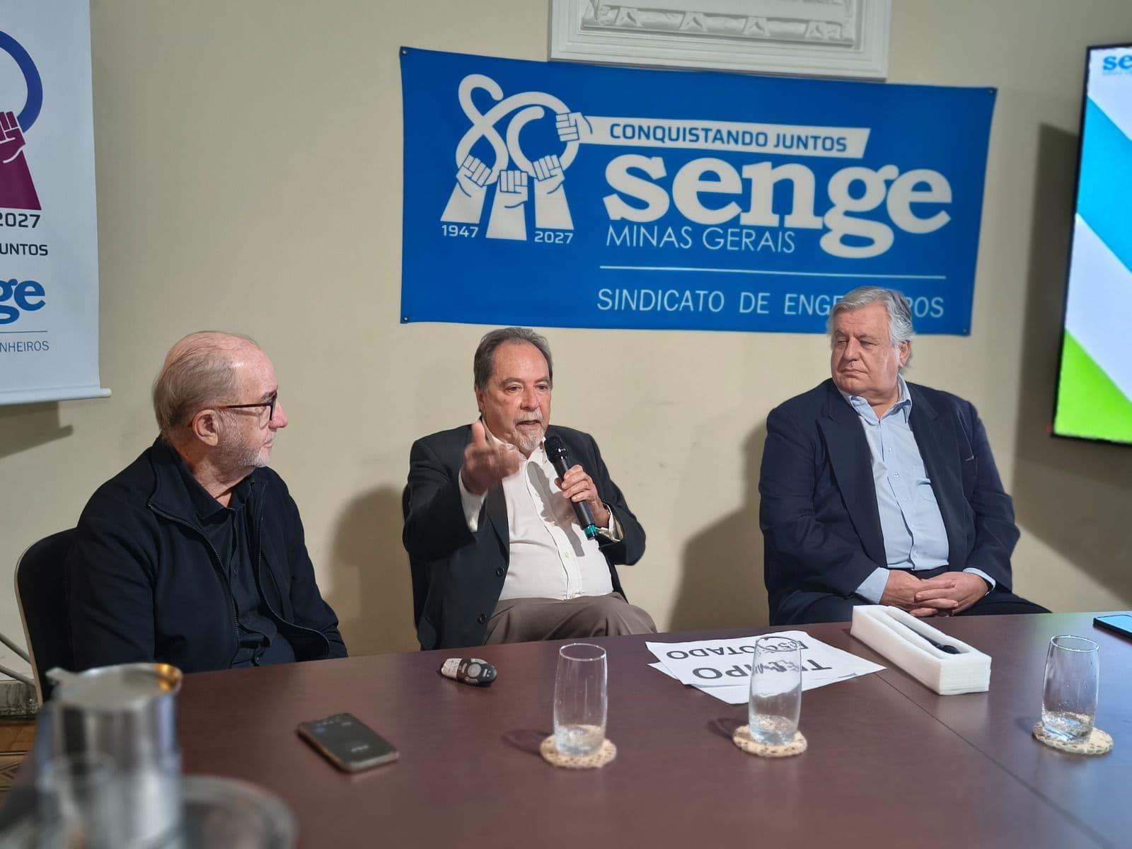 Mascos Tulio de Melo presidente fisenge, e Engenheiros reunidos em debate sobre soberania na sede do Senge-MG