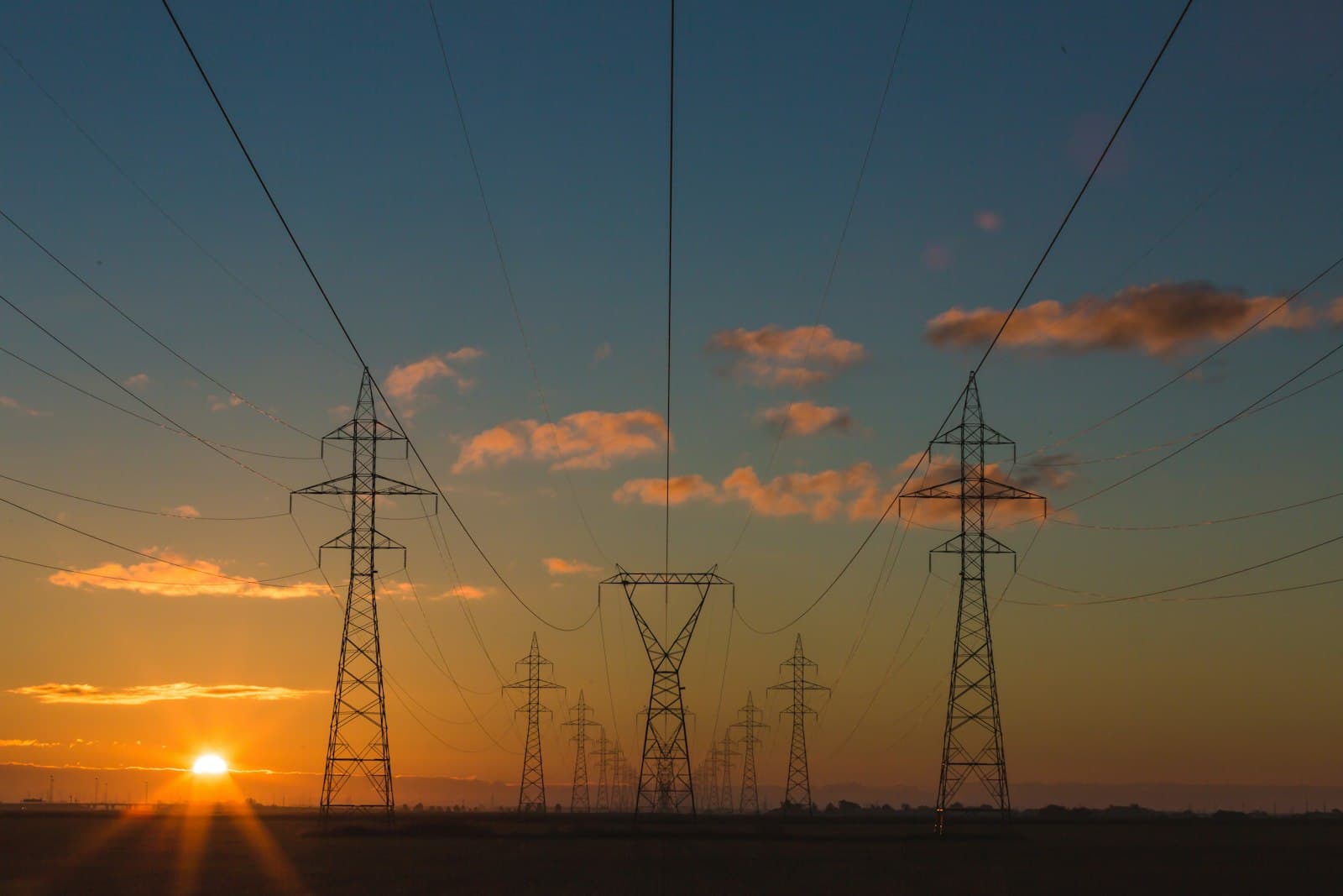 Torres e linhas de transmissão de energia elétrica ao entardecer